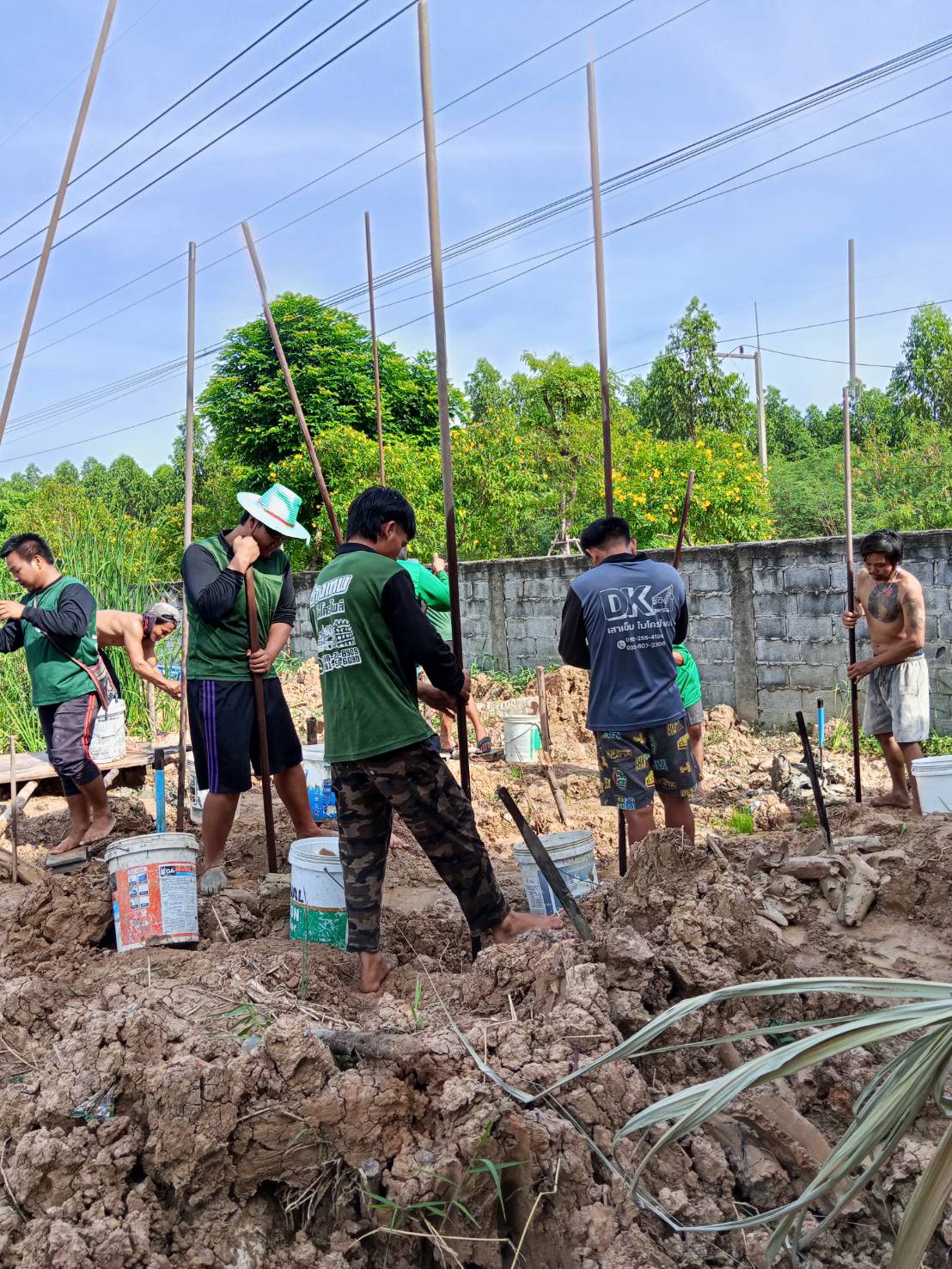 บริการรับตอกเสาเข็มไมโครไพล์และตอกเสาเข็มด้วยแรงคนทั่วกรุงเทพฯ นนทบุรี ปทุมธานี โดยทีมงานช่างเทพผู้เชี่ยวชาญ รับประกันคุณภาพและราคาถูก ติดต่อได้ทันที